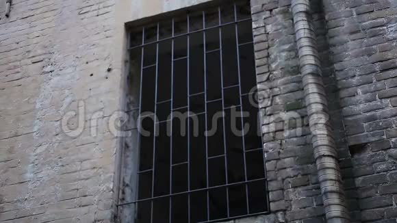 旧砖楼有磨碎的窗户监禁的地方没有逃脱的机会视频的预览图