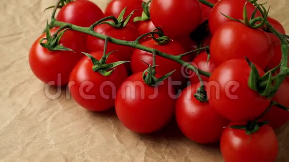 新鲜的樱桃番茄在皱巴巴的纸上视频的预览图