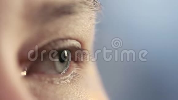人眼特写蓝色雌性眼睛的宏观视频的预览图