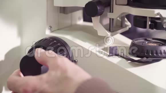 显微镜手动旋转调节旋钮视频的预览图