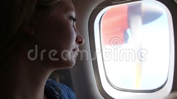 女人从飞机窗户往外看视频的预览图