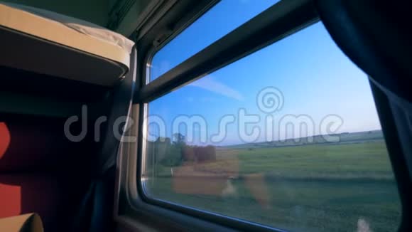 火车车厢的窗户关上夏季旅行概念视频的预览图