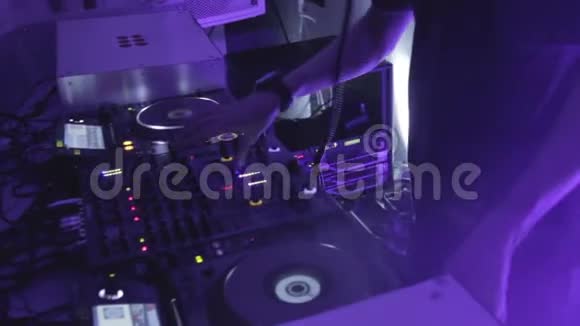 男DJ手在转盘上播放曲目混合音乐声音视频的预览图