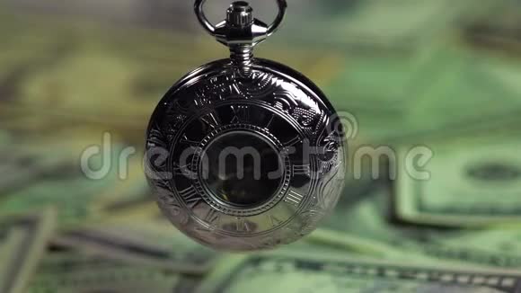 漂亮的银色怀表钱不买时间经济和财政视频的预览图