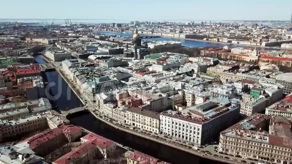 站在河上的老城的俯视图美丽的城市古老的建筑和房屋矗立在河道旁视频的预览图