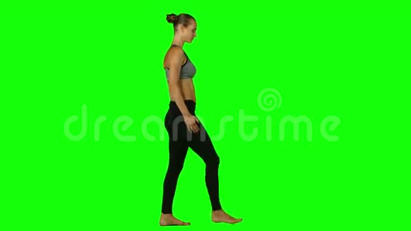 瑜伽姿势女人绿色屏幕视频的预览图