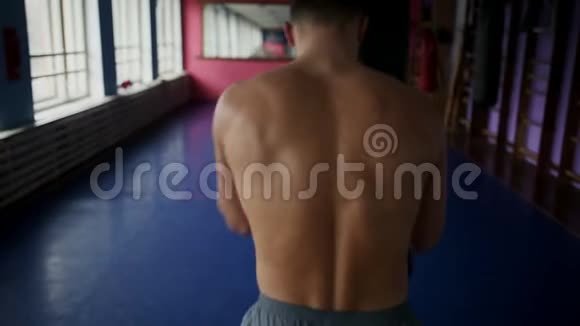 男拳击手的后视在健身房为拳击手套打拳职业拳击手进行拳击训练视频的预览图