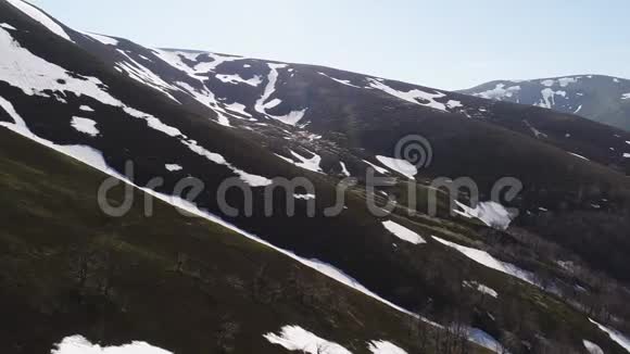 飞越山坡没有植被覆盖雪域乌克兰喀尔巴阡山脉视频的预览图