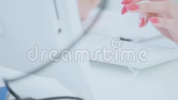 现代办公室电脑键盘上女性手打字的特写镜头视频的预览图