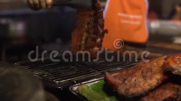 街头美食泰国人在夜市炸排骨视频的预览图
