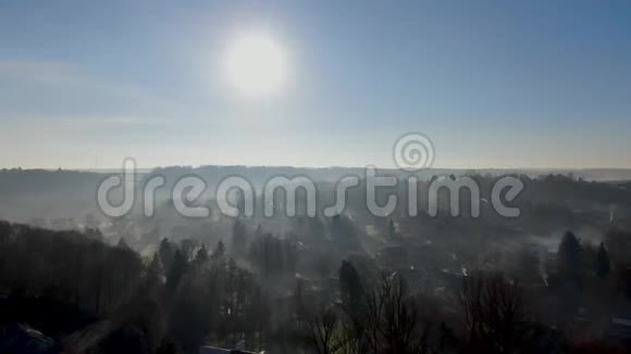 清晨雾天森林和农田的空中景观视频的预览图