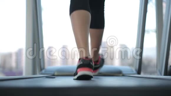 在健身房的跑步机上行走和跑步女子训练视频的预览图