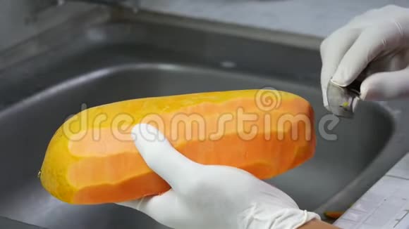 用锋利的刀切成黄色橙色的西红柿视频的预览图