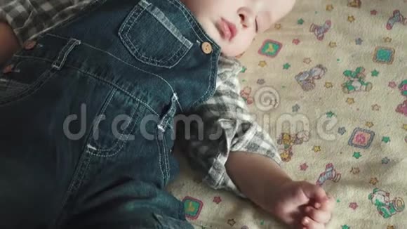 婴儿睡在摇篮里视频的预览图