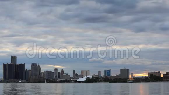 日落4K时从贝尔岛出发的底特律天际线时间视频的预览图