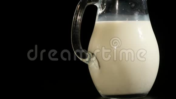黑色背景下分离出的美味牛奶视频的预览图