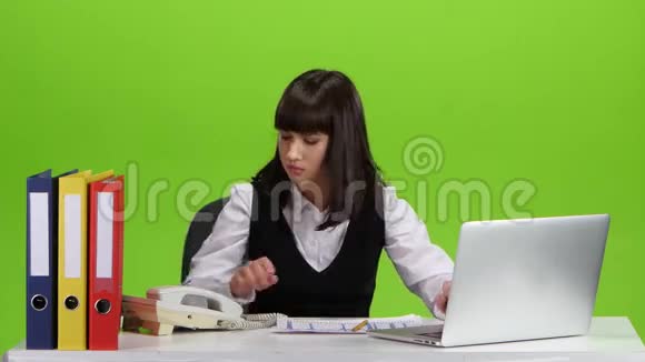 女人被工作分心打电话做笔记工作室视频的预览图