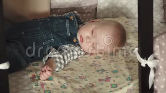 婴儿睡在摇篮里视频的预览图