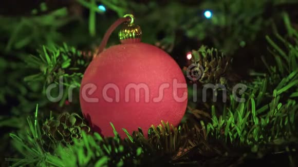 在圣诞树装饰花环的背景下红色新年的舞会视频的预览图