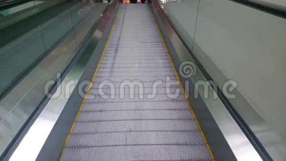 商务购物中心机场的现代化自动扶梯视频的预览图