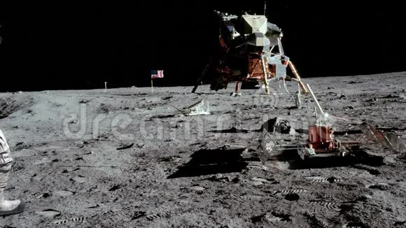 宇航员在月球上行走挥动他的手视频的预览图