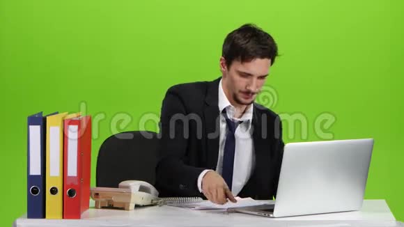 工作场所的男人很累绿屏工作室视频的预览图