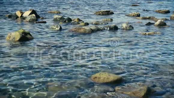 石质海岸上清澈的海水缓慢运动视频的预览图