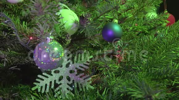 圣诞树上装饰着新年球雪花和花环视频的预览图