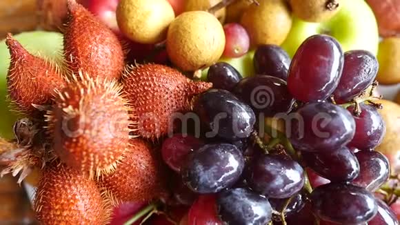 美味可口的热带水果放在木桌上的碗里最高的视野慢动作1920x1080视频的预览图