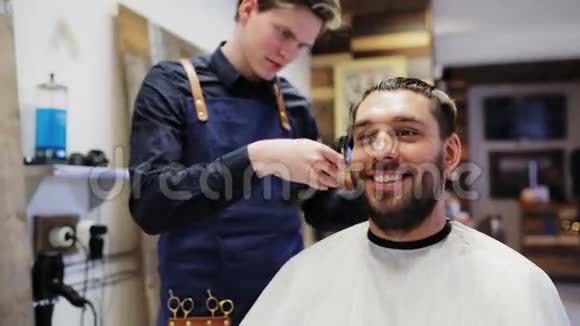 快乐男人和发型师在理发店理发视频的预览图