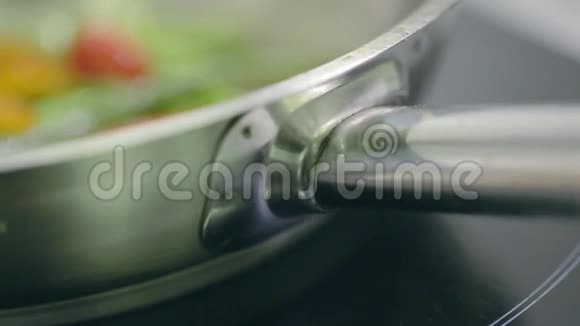 锅里炒的蔬菜视频的预览图