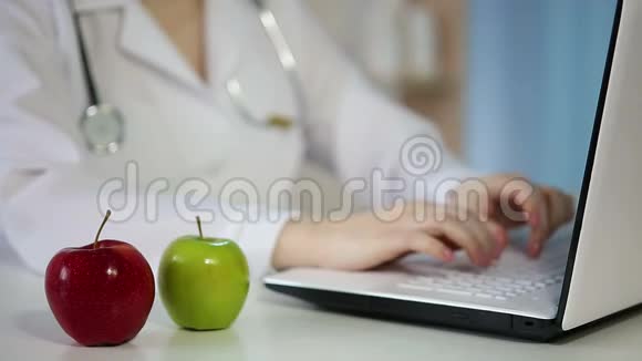新鲜苹果在桌上女医生在办公室工作饮食健康的生活方式视频的预览图