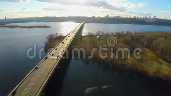 公园跨河桥城市全景视频的预览图