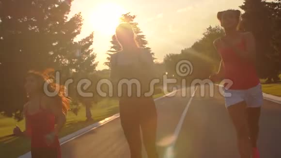 日落时分许多少数民族妇女在公园里奔跑真正的妇女团体视频的预览图