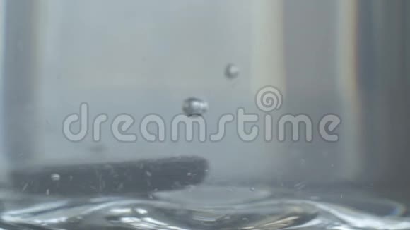 半片剂量滴水玻璃泡腾保健视频的预览图