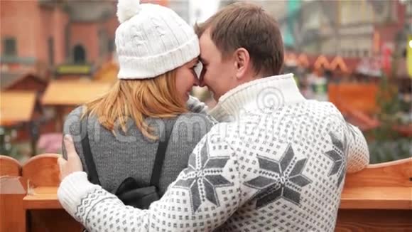 一对情侣在圣诞市场拥抱的特写肖像微笑的妻子和幸福的丈夫拥抱着视频的预览图
