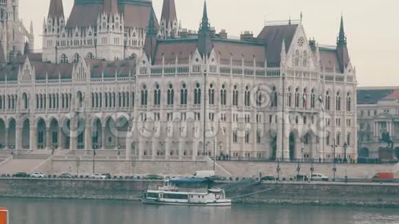 著名的多瑙河堤岸在布达佩斯观议会大厦视频的预览图