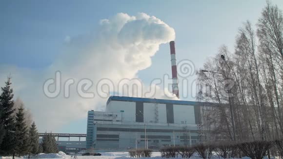 冬季的大工业工厂视频的预览图
