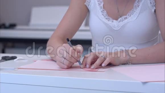 女人用纸模板画蝴蝶视频的预览图