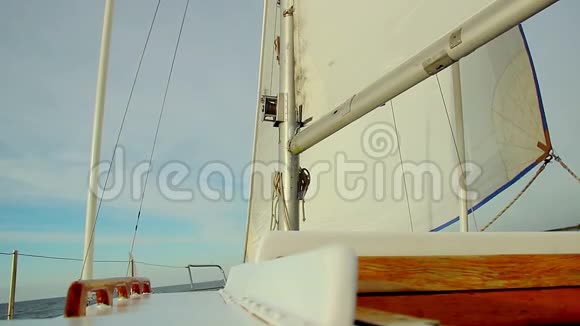 白色帆的特写帆船上的装备游艇帆船视频的预览图