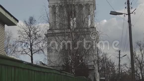 教堂钟楼的景色远远望去视频的预览图