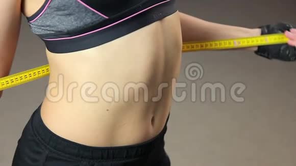 活动健身后测量腰围的苗条女士减肥效果视频的预览图