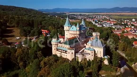著名的斯洛伐克博吉尼斯城堡的鸟瞰图视频的预览图