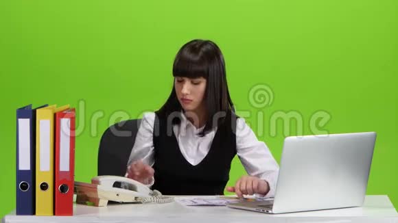 女孩和她的下属之间愤怒的电话交谈工作室视频的预览图