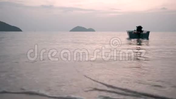 傍晚海上渔船视频的预览图