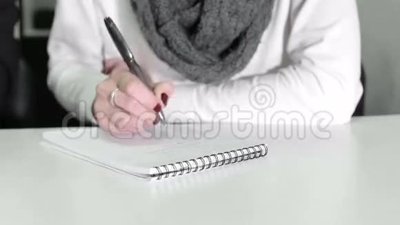 女人的手在纸上写字视频的预览图