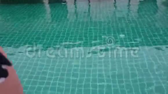 很幸福的女人跳进游泳池暑假概念视频的预览图