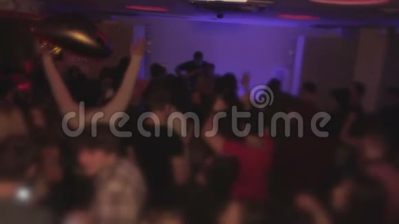 快乐的人群在夜总会里跳舞玩得开心很酷的派对兴奋视频的预览图