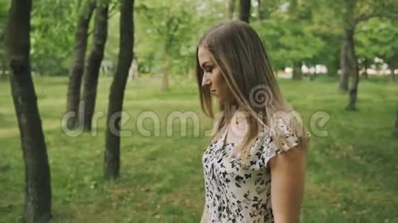 一个年轻女孩在公园里散步女孩的爱情梦想视频的预览图