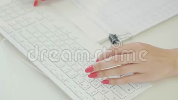 现代办公室电脑键盘上女性手打字的特写镜头视频的预览图